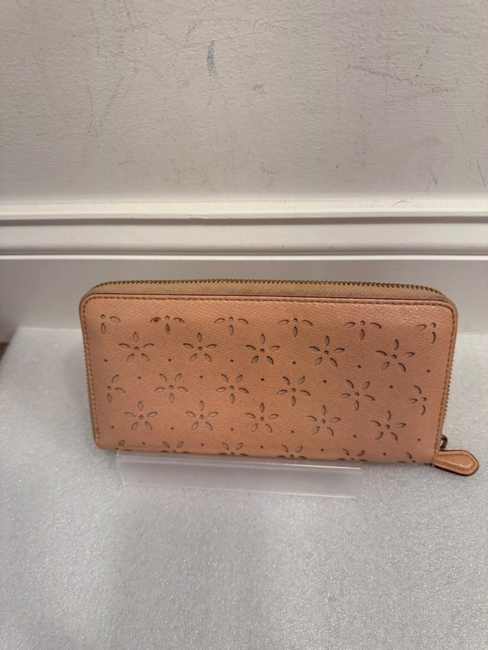 Coach Perforated laser cut Floral Zip-Around Wallet in Blush pink sparkly - Picture 4 of 8